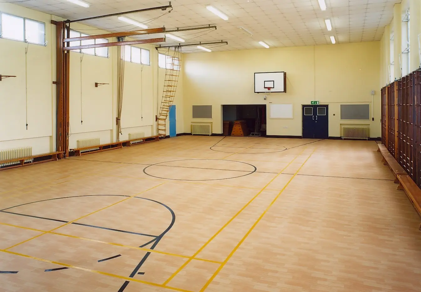 Grabo wood-design sport sheet with multi-sport line work in a school hall